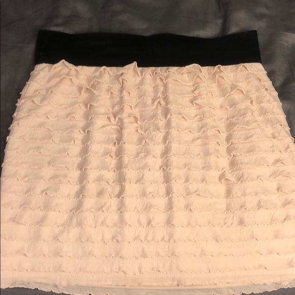 Mini cream colored skirt with ruffles - Picture 2 of 4